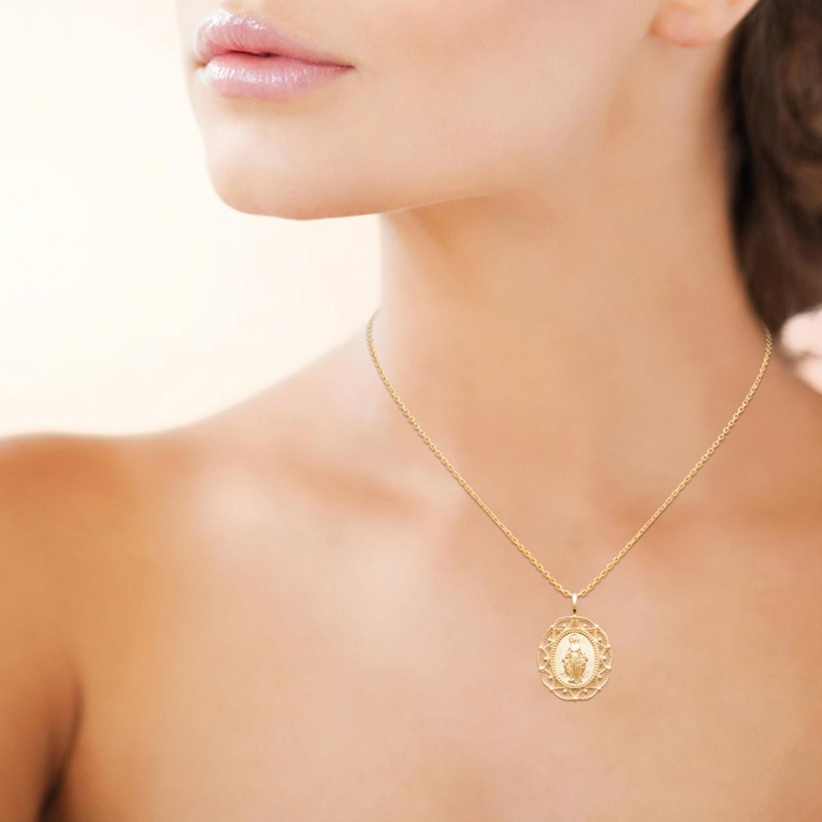 Collier médaille Vierge Miraculeuse contour ajouré motif arabesque Plaqué OR 750 3 microns - vue 2