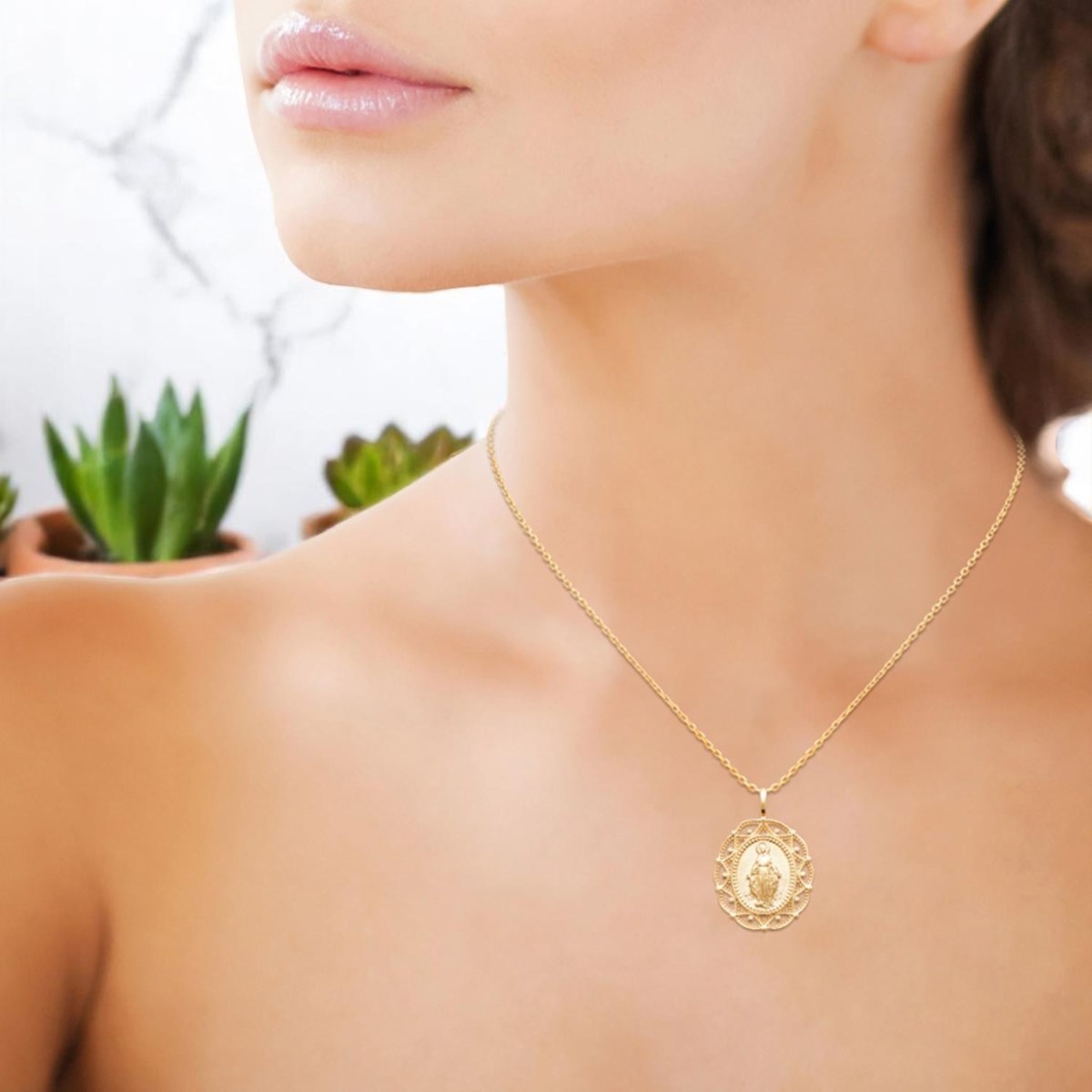 Collier médaille Vierge Miraculeuse contour ajouré motif arabesque Plaqué OR 750 3 microns - vue 4