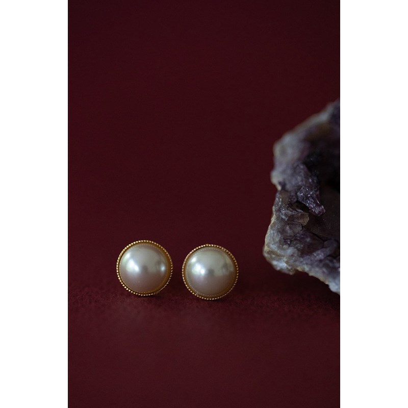 mini boucles d'oreilles puces perles doré à l'or fin - NÉLYA - vue 3