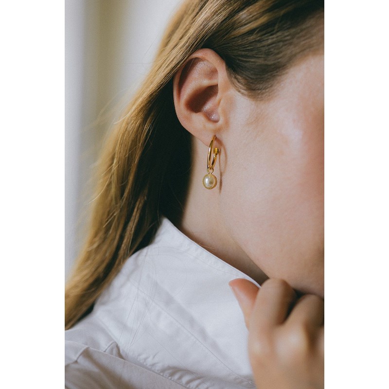 mini boucles d'oreilles créoles perles doré à l'or fin - NÉLYA - vue 2