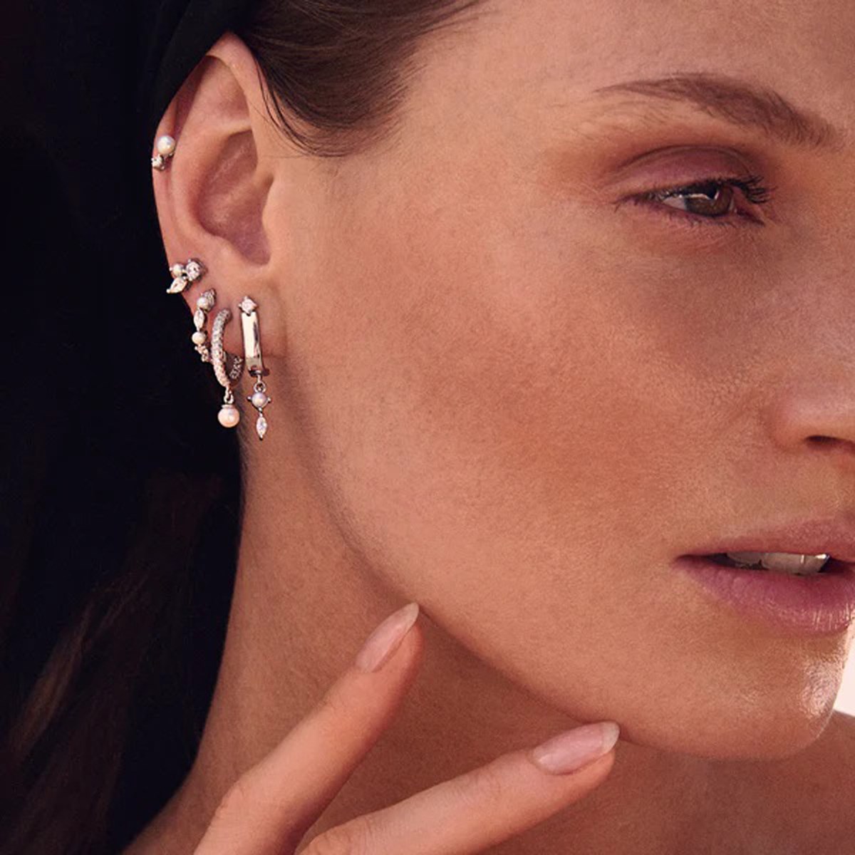 Boucles d'oreille puces Sif Jakobs ADRIA
Oxydes de zirconium et perles d'eau douce - vue 2