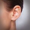 Piercing oreille en acier doré avec feuille - vue V3