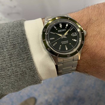 Montre Seiko automatique acier cadran noir
collection Présage