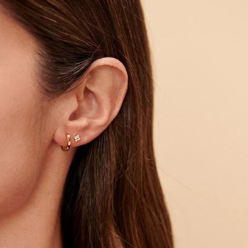 Piercing puce Agatha ear1Daisy doré