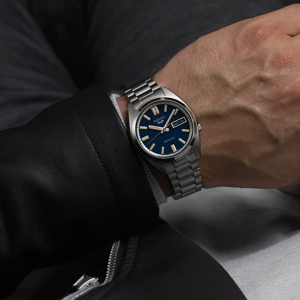 Montre Seiko Sport 5 automatique
fond bleu bracelet acier - vue 2
