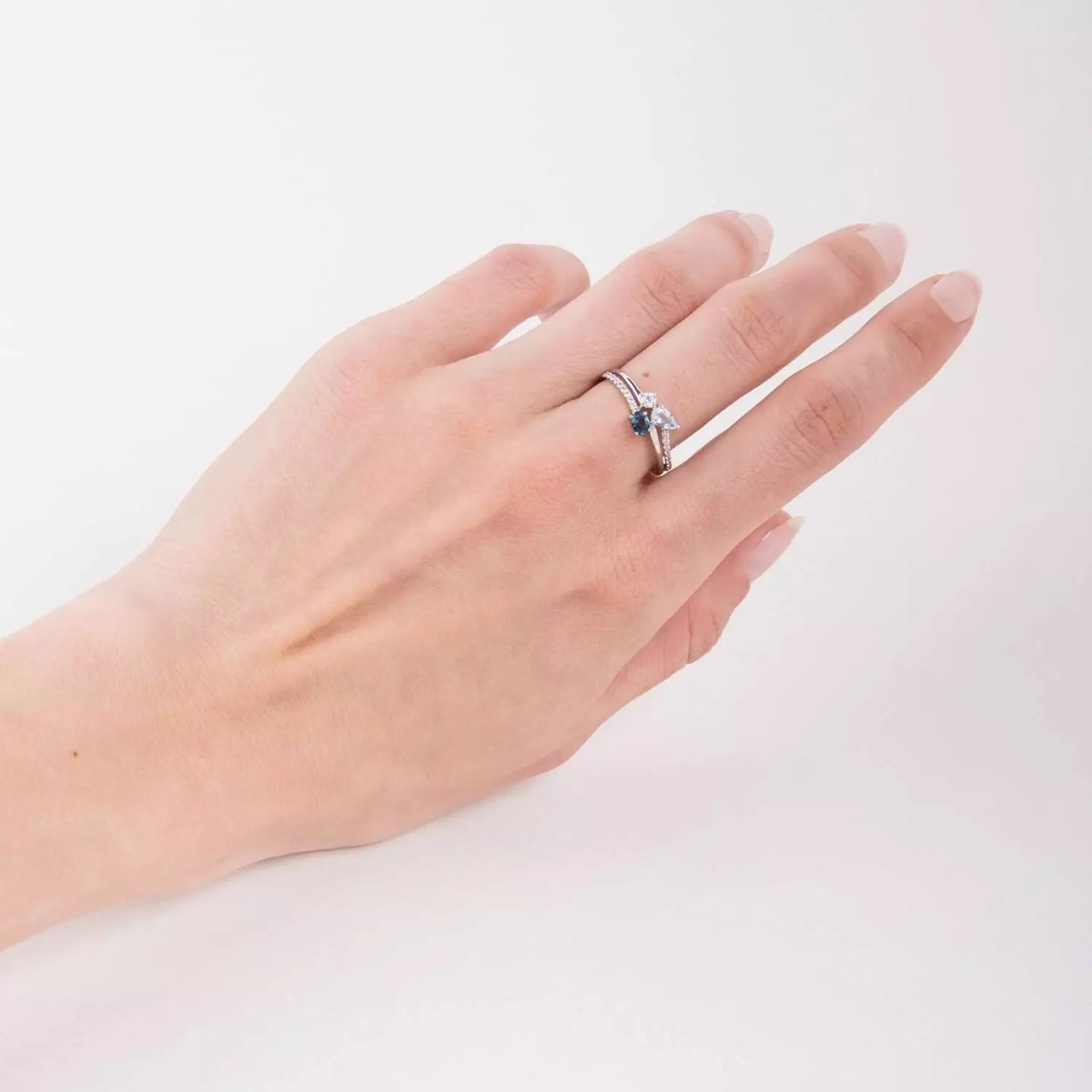 Bague topazes oxydes de zirconium or blanc 9 carats - vue 4