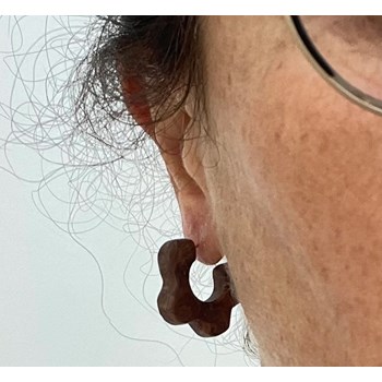 Boucles d'oreilles, créoles fleurs marron - Modèle fait main