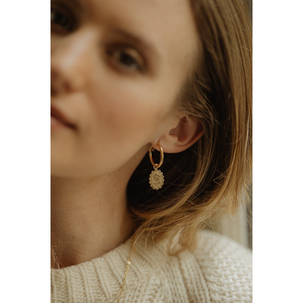 mini boucles d'oreilles créoles fleurs émaillées doré à l'or fin - THÉMIS - vue 4