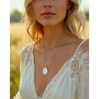 Pendentif Adara Argent 925 et Nacre Blanche | ADEN Design Feuille | Bijou Élégant