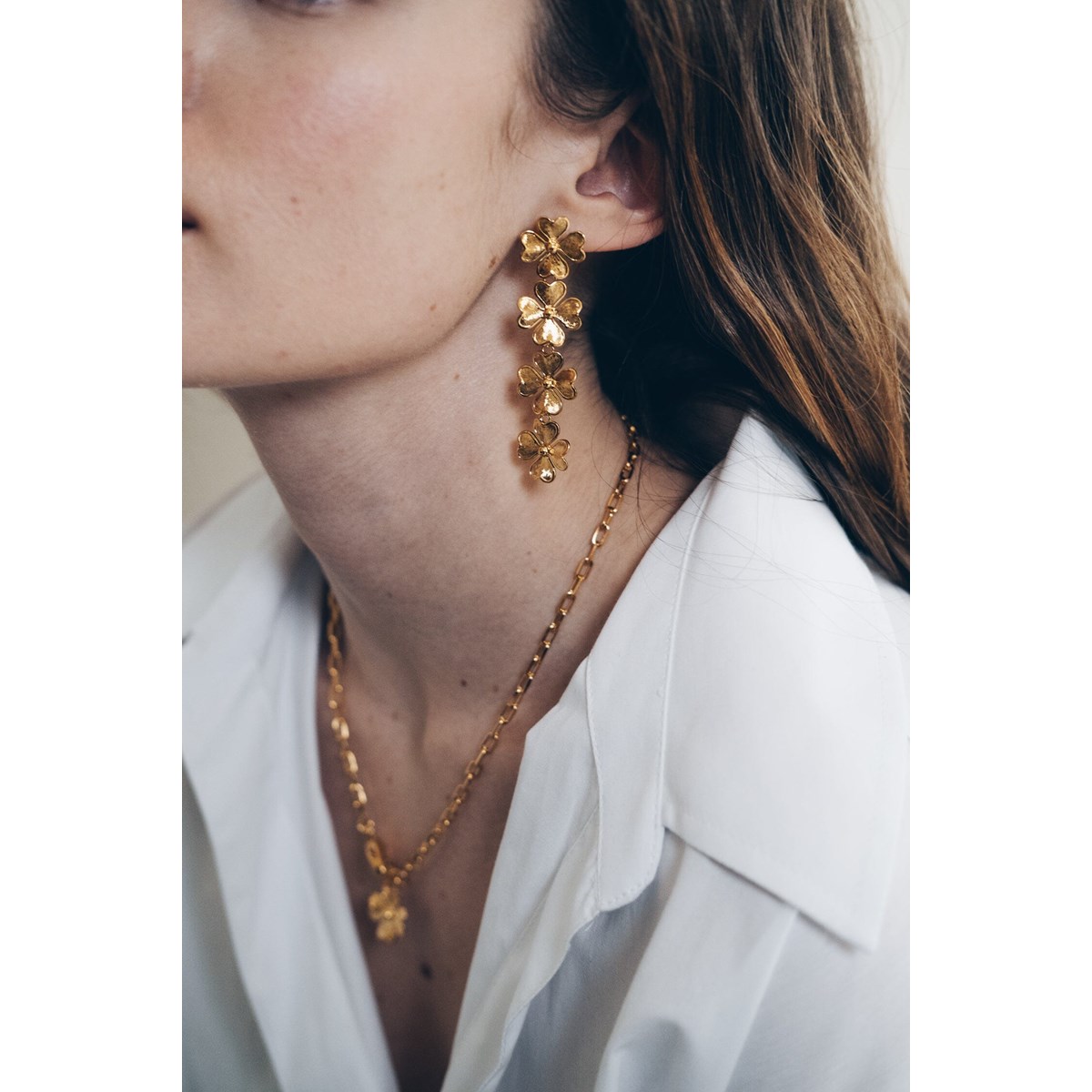 boucles d'oreilles puces pendantes trèfles doré à l'or fin - LÉON - vue 5