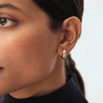 Piercing créole Agatha Emma dodue argent doré
trois coeurs oxydes blancs