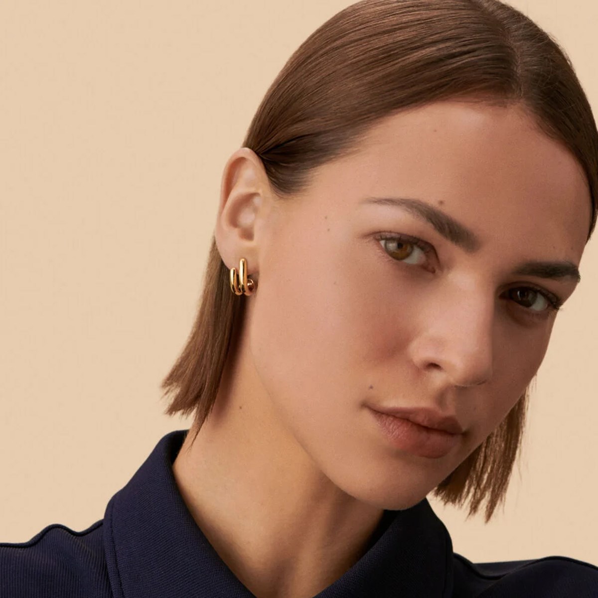 Boucles d'oreilles Agatha Trijonc demi-créoles
dorées - vue 2