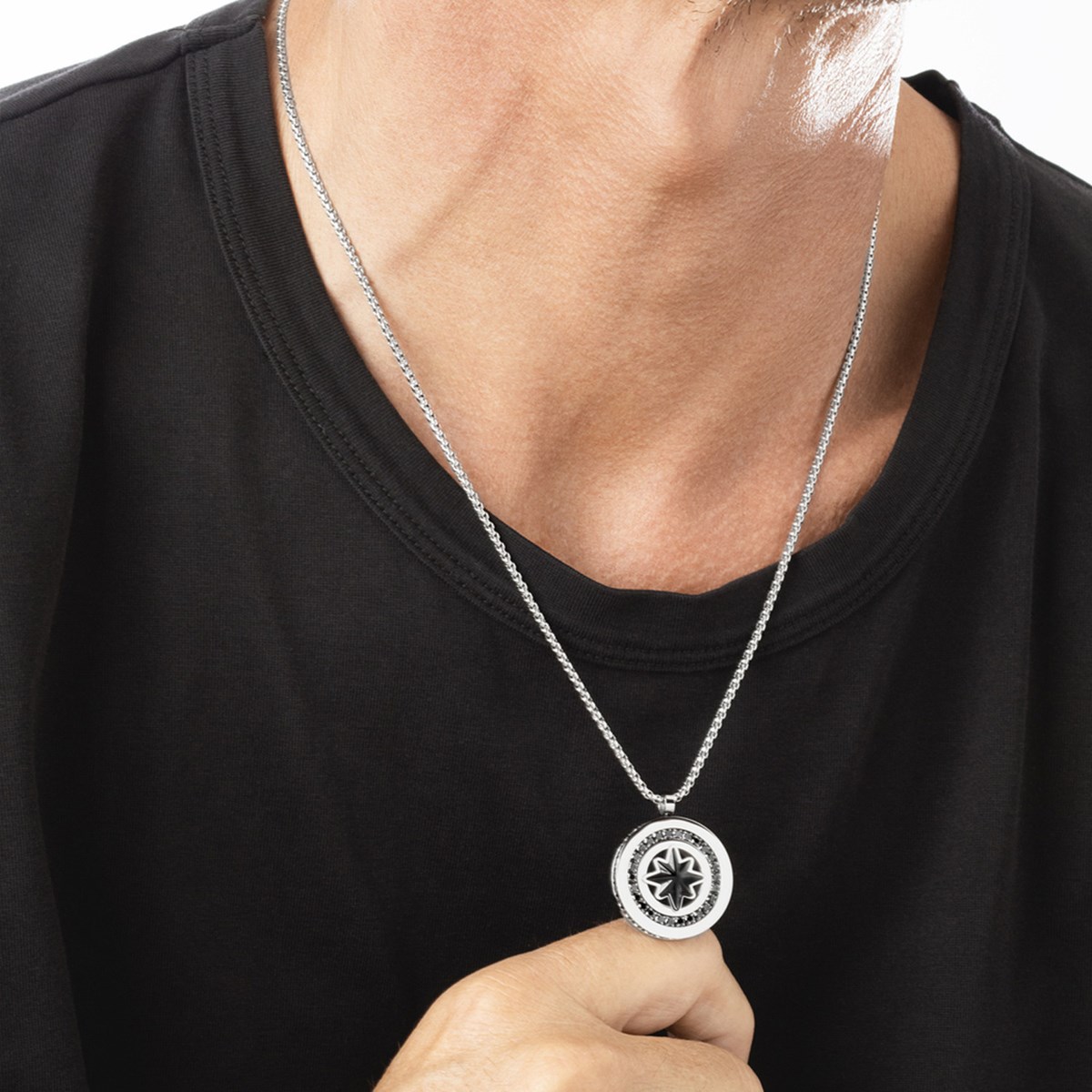 COLLIER FANTAISIE LOTUS STYLE MEN IN BLACK
pendentif rose des vents - vue 2