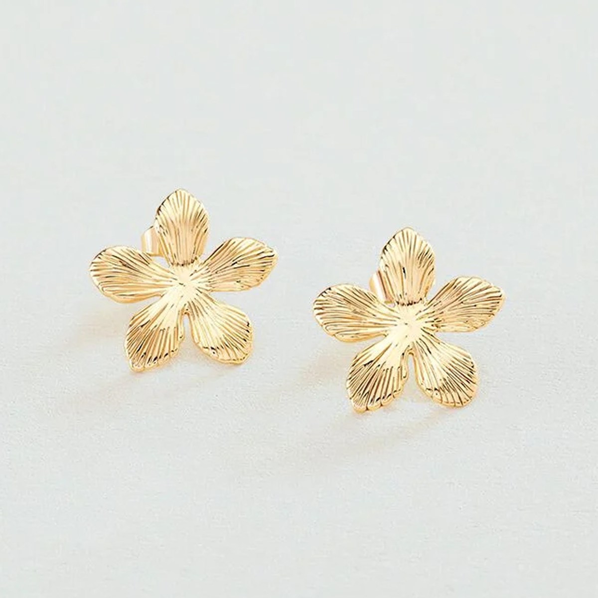 Agatha Bloom goud messing bloemen oorbellen - bekijk 3