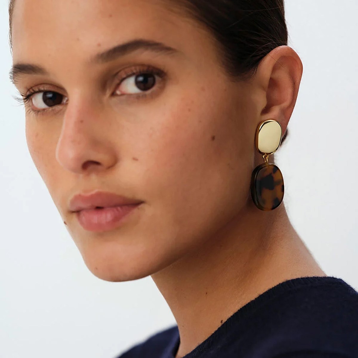 Boucles d'oreilles Agatha Turennes à clip
pendant en résine - vue 2