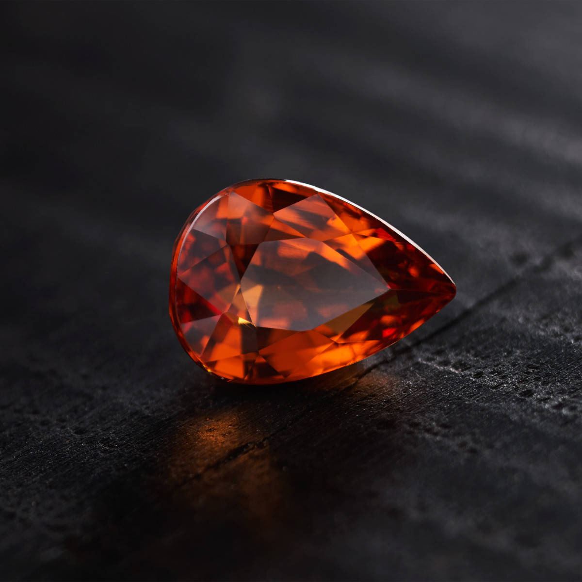 Grenat spéssartite rouge forme poire 2.39 ct - vue D3