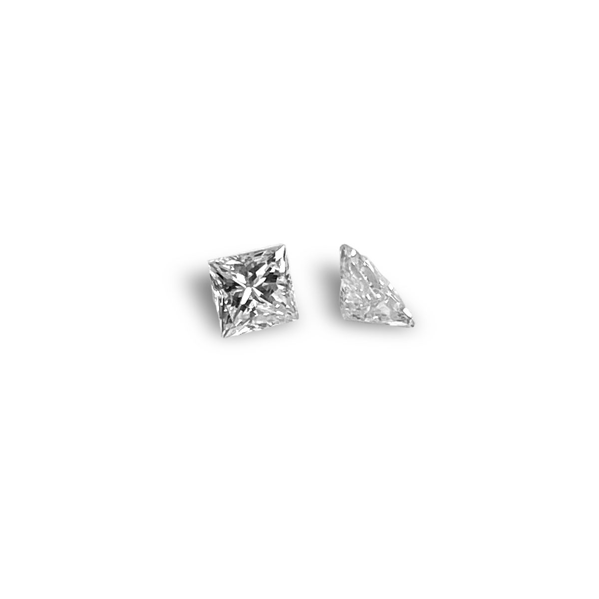 2 Diamants blancs forme carrée taille princesse qualité H/I P1, 0.77 ct.