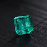 Emeraude verte forme rectangle à pans coupés, 2.25 ct. - vue 1