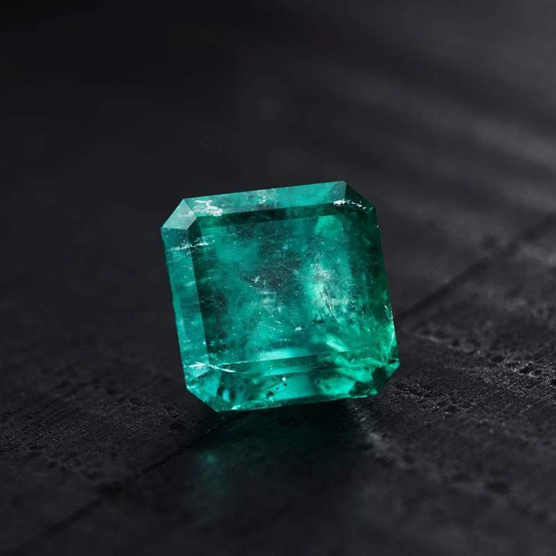 Emeraude verte forme rectangle à pans coupés, 2.25 ct. - vue 1