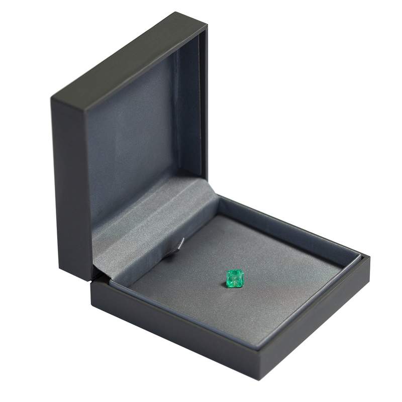 Emeraude verte forme rectangle à pans coupés, 2.25 ct. - vue E1