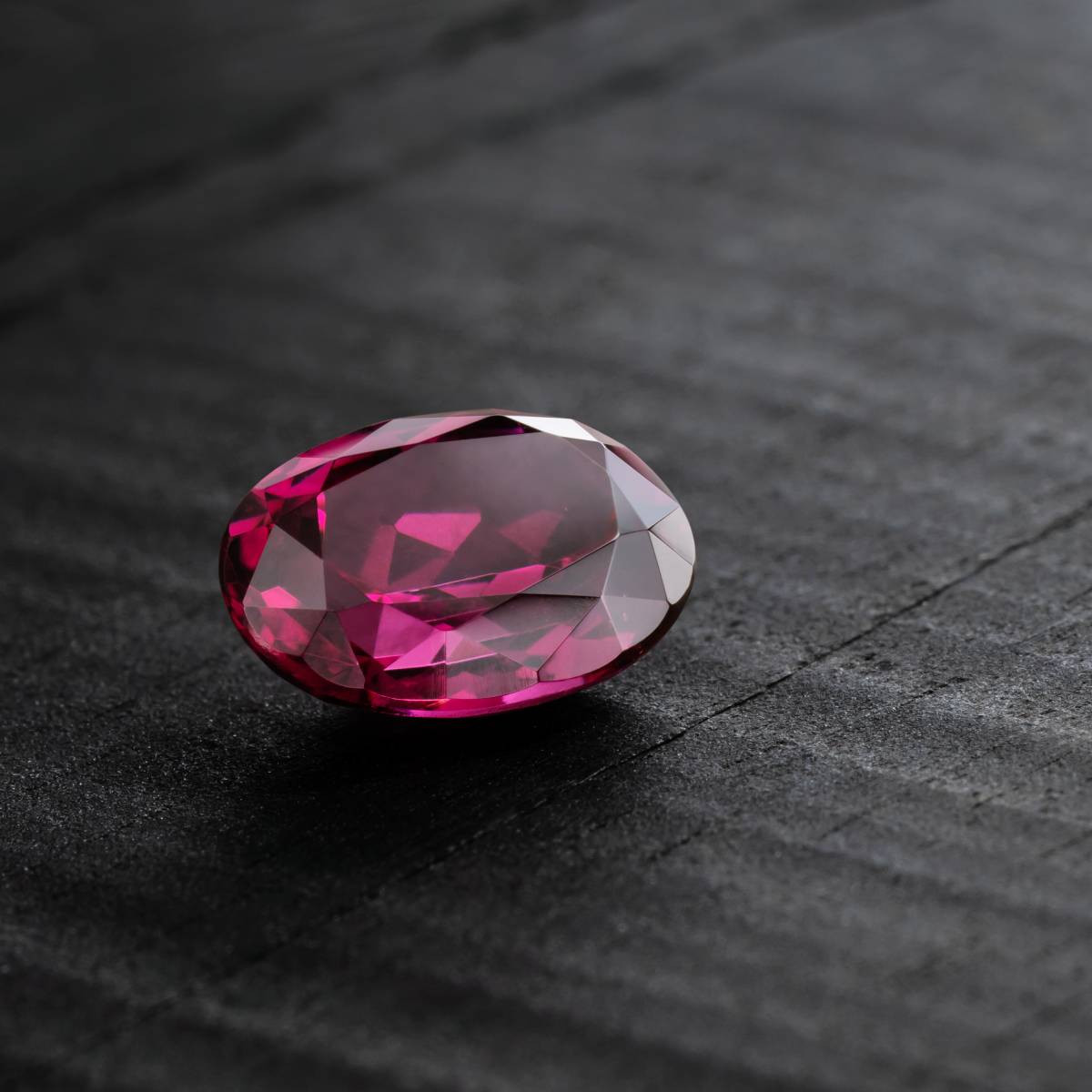Grenat, forme ovale, 2.38ct, dimensions 9 x 7mm