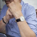 Montre homme dorée bracelet cuir noir - vue porté 2