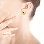 Créoles MATY Dorées Onyx noirs - vue porté 1