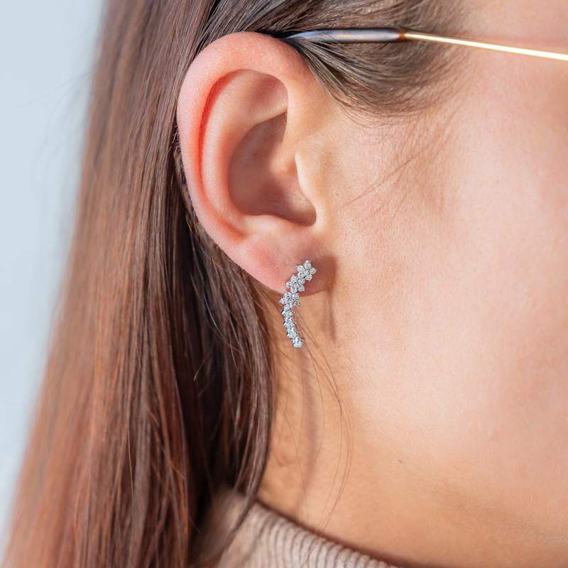 Boucles d'oreilles argent 925 contours fleurs zirconias - vue porté 1