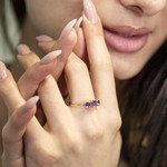 Bague or 375 jaune améthystes taille coeurs et diamants - vue porté 1