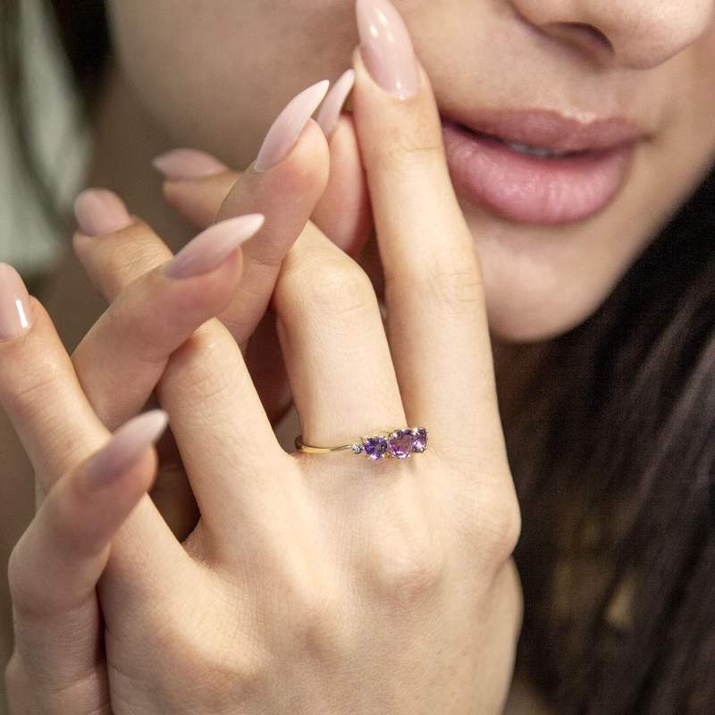 Bague or 375 jaune améthystes taille coeurs et diamants - vue porté 1