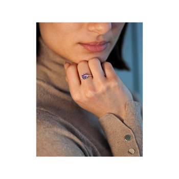 Ring van 375 witgoud met ovale amethist en zirkonia’s