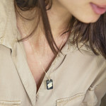 Pendentif or jaune 375 signe zodiaque poisson onyx - vue porté 1