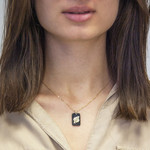 Pendentif or jaune 375 signe zodiaque poisson onyx - vue porté 2