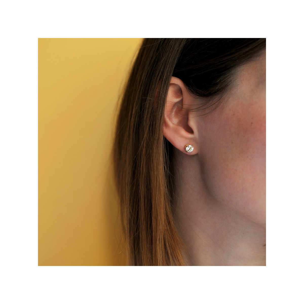 Boucles d'oreilles or 375 jaune zirconias - vue porté 1