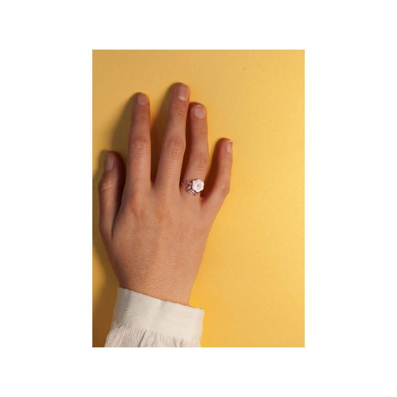 Bague or 375 rose nacre fleur topaze blanche taille marquise - vue porté 1