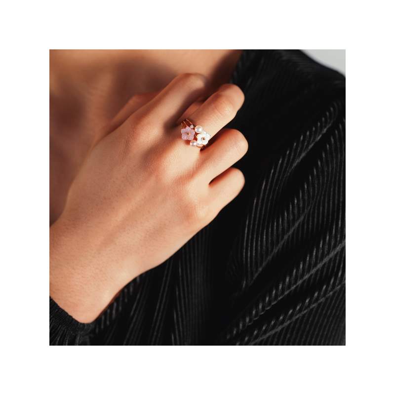 Bague or 375 rose fleurs nacres perles et topazes blanches - vue porté 1