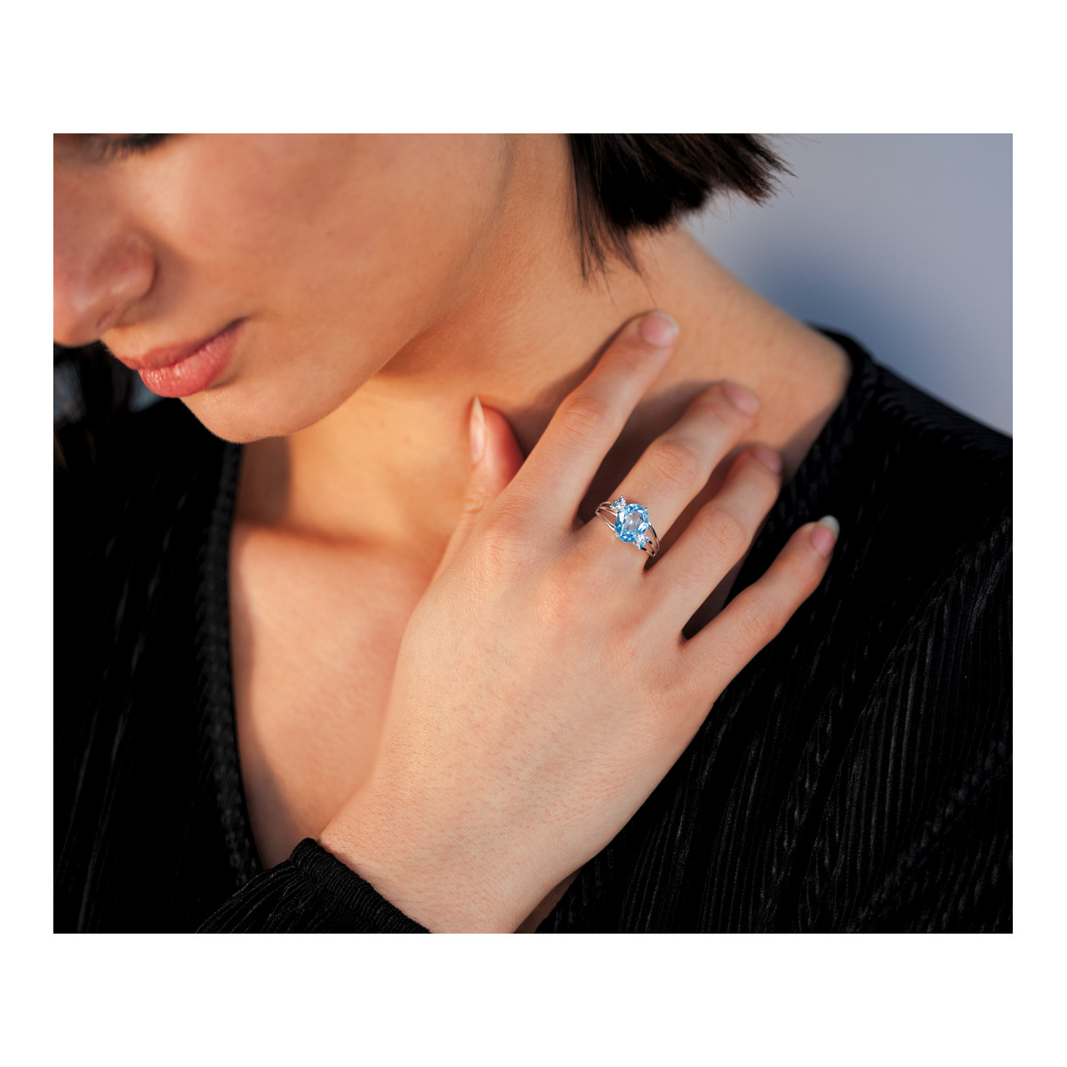 Bague or 375 blanc topazes bleues traitées et topazes blanches - vue porté 1