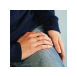 Bague plaqué or 2 tons rubis imitation et zirconias - vue porté 1