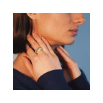 Bague plaqué or 2 tons entrelacée zirconias - vue porté 1