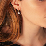 Boucles d'oreilles plaqué or 2 tons pendants grains de café zirconias - vue porté 1