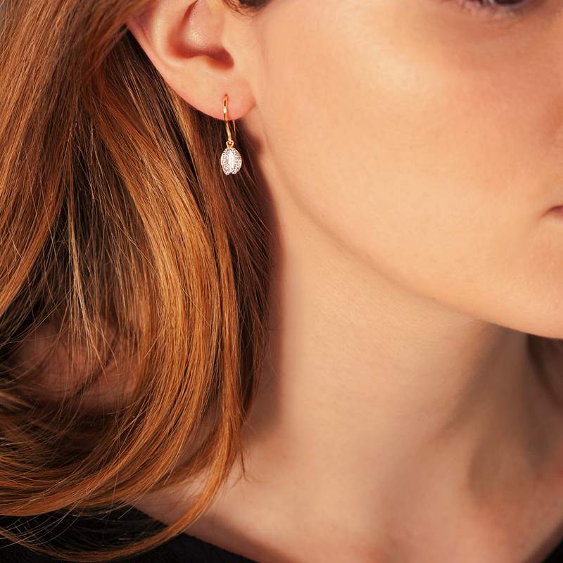 Boucles d'oreilles plaqué or 2 tons pendants grains de café zirconias - vue porté 1