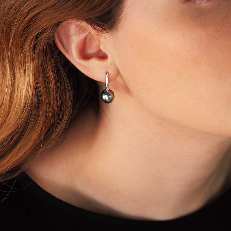 Boucles d'oreilles argent 925 pendants perles de culture de Tahiti - vue porté 1