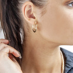 Créoles plaqué or triple anneau croisés - vue porté 1