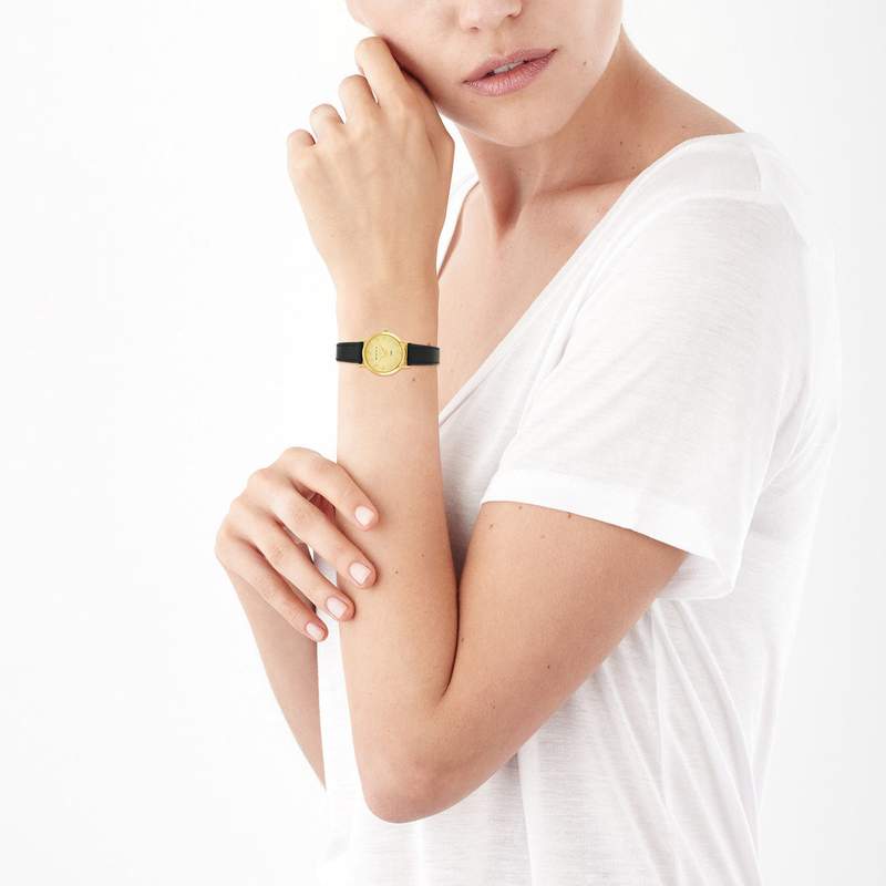 Montre femme dorée bracelet cuir noir - vue porté 1