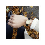 Montre femme dorée bracelet cuir noir - vue porté 2