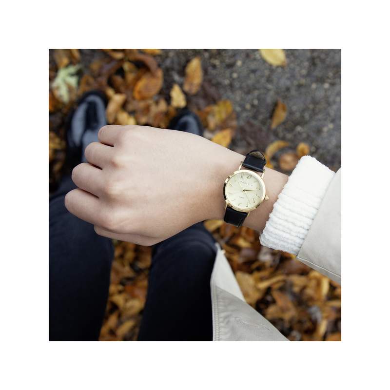 Montre femme dorée bracelet cuir noir - vue porté 2