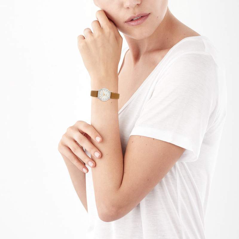 Montre femme chromée bracelet cuir marron - vue porté 1