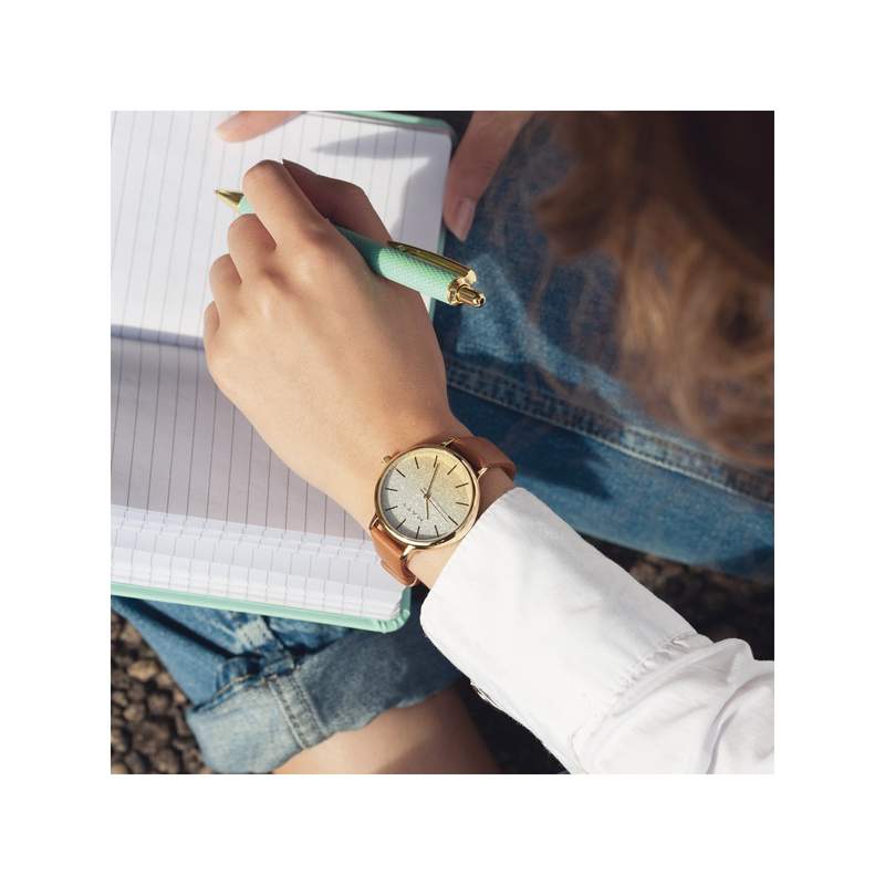 Montre femme dorée bracelet synthétique marron - vue porté 2