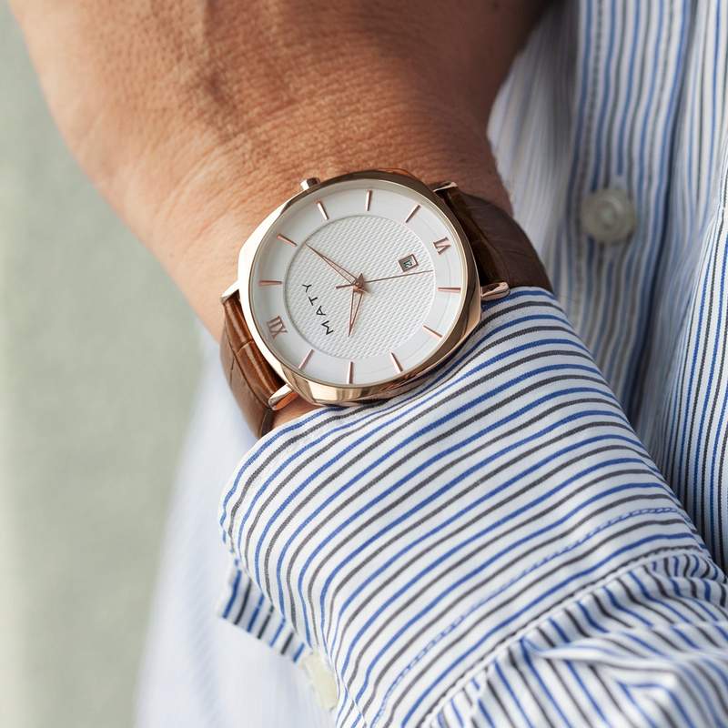 Montre MATY dorée rose cuir marron - vue porté 1