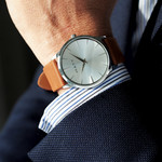 Verchroomd herenhorloge met bruine leren band - bekijk gedragen 1